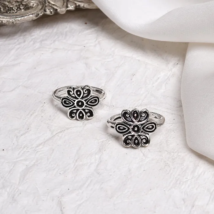 Teejh Ela Floral motif silver oxidised toe ring Teejh Rings Teejh Ela Floral motif silver oxidised toe ring Teejh Rings