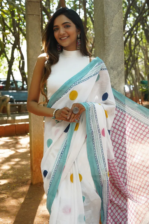 Teejh Sarita Mulmul Cotton Saree Teejh Earrings
