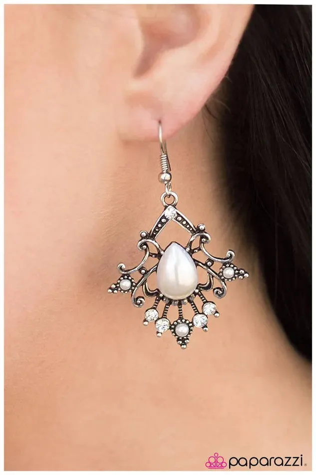 Earrings Paparazzi Jewelry Paparazzi Earring When I Am Queen White