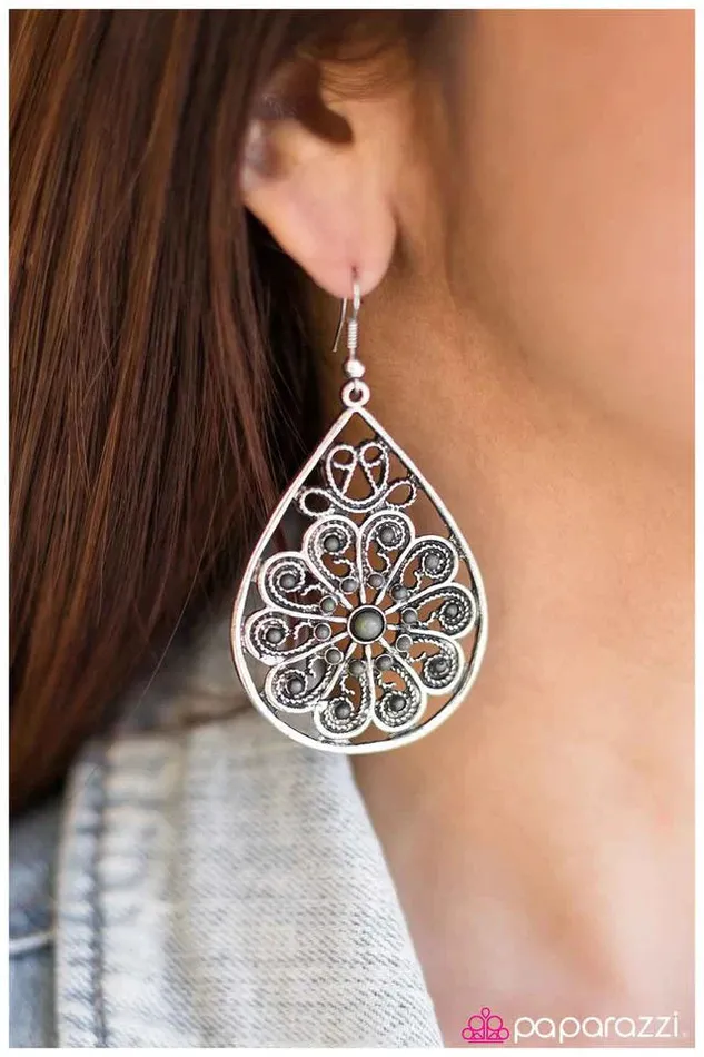 Paparazzi Earring Twists and Turns Green Paparazzi Jewelry Earrings