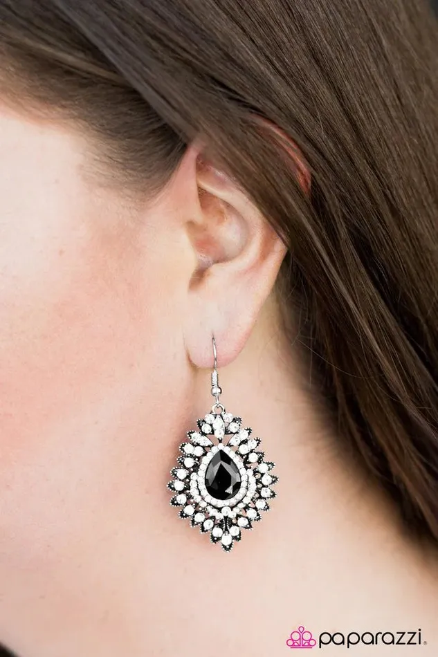 Paparazzi Jewelry Earrings Paparazzi Earring DIVAde and Conquer Black